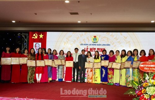 Cô giáo Nguyễn Hồng Thu- Hiệu trưởng trường Mầm non Cự Khối- được Liên đoàn lao động quận Long Biên tặng danh hiệu  Giỏi việc nước - Đảm việc nhà 